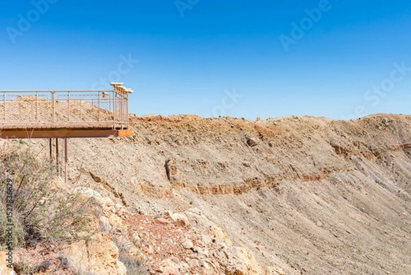 Obraz Meteor Crater's viewing platform overlooks the massive geological formation, offering a clear view of the impact crater and surrounding desert in Arizona