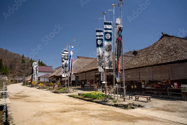 Obraz 空晴れ渡る春の大内宿と鯉のぼり　福島県下郷町