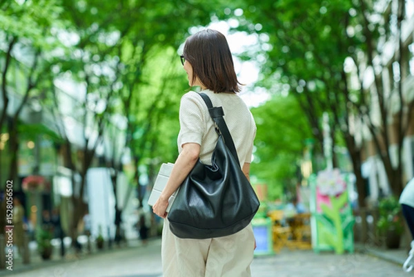 Fototapeta 街角で振り返る女性