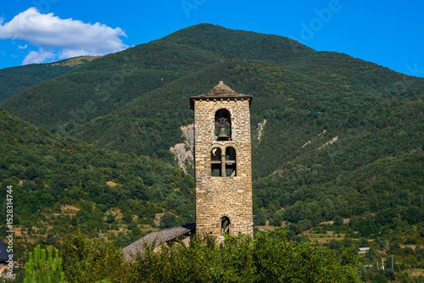 Obraz Church of San Saturnino in Oto. It consists of three Romanesque sections, the fourth is later, and the last dates from the 17th century. It is located in Oto, province of Huesca, Aragon, Spain.