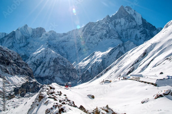 Obraz Widok na Machhapuchhare i helikopter w Annapurna Base Camp.