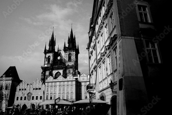 Fototapeta Kirche in Prag. Schwarzweißfoto aus Prag, Tschechien, Architektur