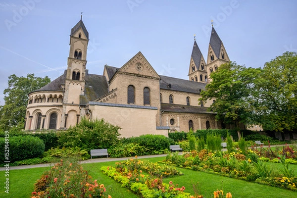 Fototapeta View of Basilika Sankt Kastor surrounded by gardens in Koblenz Germany