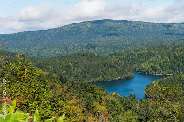 Obraz 阿寒横断道路の双湖台から撮影した、雄阿寒岳の噴火で阿寒湖から分断された2つの池、パンケトー（左奥、小）とペンケトー（右手前、大）。ペンケトーは、北海道の形をしていると言われる。