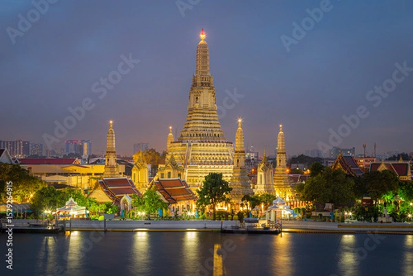 Obraz Wat Arun Ratchawararam Ratchaworamahawihan The beauty and highlight of Wat Arun is the Prang which is located on the Chao Phraya River. It is Thai architecture