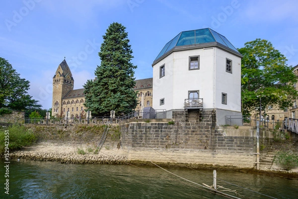 Fototapeta Pegelhaus serves as a water level gauge and restaurant on the Rhine in Koblenz