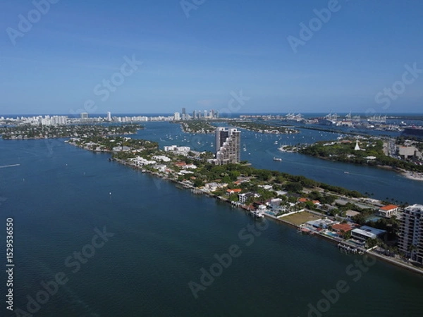 Fototapeta Daytime drone photo of Miami's Venetian Causeway with Biscayne Bay and city skyline under clear blue skies.