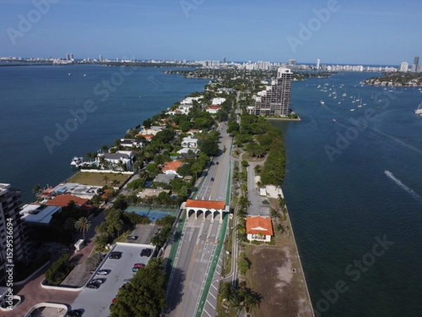 Fototapeta Daytime drone photo of Miami's Venetian Causeway with Biscayne Bay and city skyline under clear blue skies.
