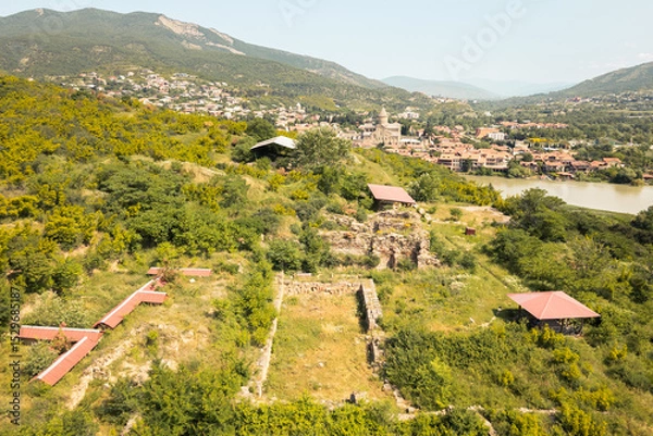 Fototapeta Panoramic aerial view of Armaziskhevi ruins with Mtskheta town, Svetitskhoveli Cathedral, and surrounding Caucasus hills in summer
