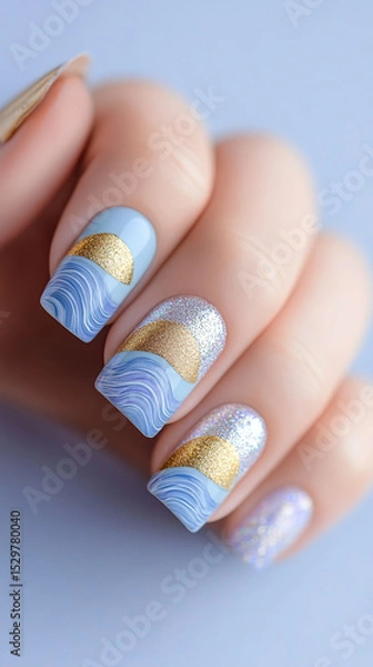 Obraz Aquatic elegance with a touch of gold: Hands with nails decorated in a design reminiscent of blue and white waves, accentuated by a shiny gold stripe. Ideal for beauty themes, sophisticated nail art a