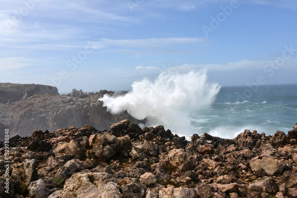 Fototapeta big waves breaking at a cliff in the western Algarve of Portugal