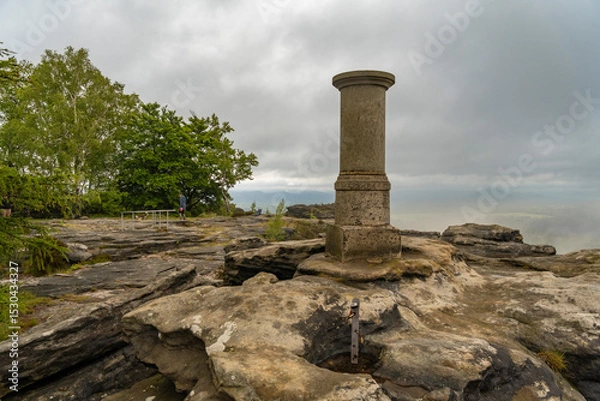 Fototapeta Auf dem Tafelberg Großer Zschirnstein mit der Triangulationssäule bei nebeligem Wetter 3