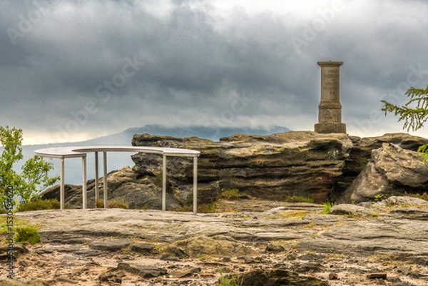 Fototapeta Auf dem Tafelberg Großer Zschirnstein mit der Triangulationssäule bei nebeligem Wetter 1