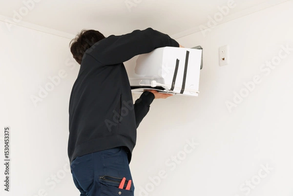 Fototapeta エアコンを取り付ける作業員