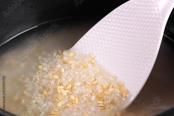 Obraz 水に浸した白米ともち麦を混ぜる