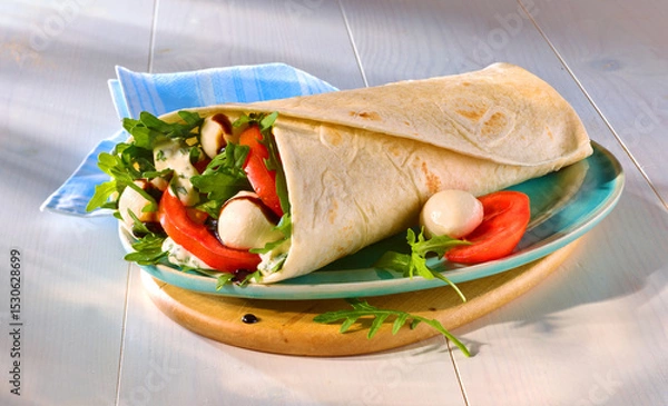 Fototapeta Wrap mit Tomate Mozzarella und Ruccola., Imbiss, Mozzarella Kugeln, 