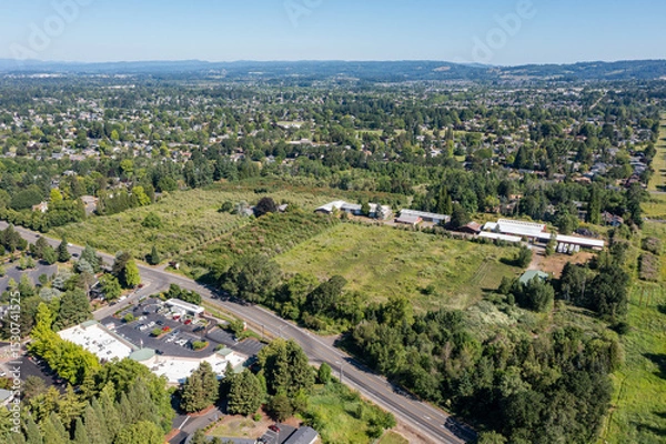 Obraz Aerial drone picture of a beautiful residential area in Cedar Mill, Portland, OR, captured at morning. Picture shows lush green courtyards, parking lots and housing buildings	
