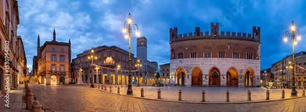 Fototapeta Piacenza - The square Piazza Cavalli at dusk and Palazzo Comunale at dusk. 