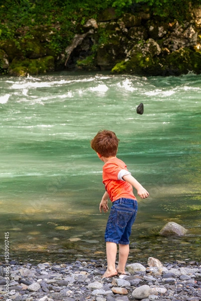 Obraz Jeux d'enfants avec des cailloux près d'une rivière en montagne