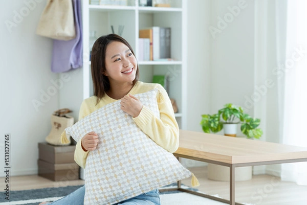 Obraz リビングでくつろぐ若い女性