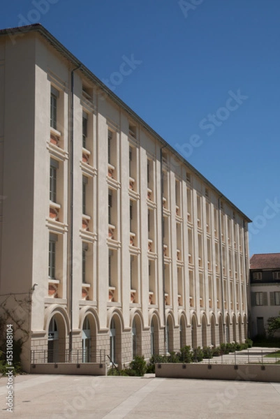 Obraz Longue et haute façade d'un immeuble ancien rénové