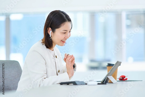 Fototapeta オンライン会議中の女性