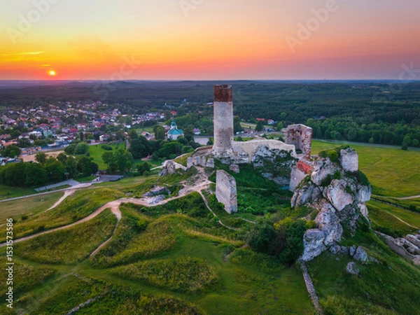 Fototapeta The ruins of the castle in Olsztyn near Czestochowa in the light of the setting sun. Poland