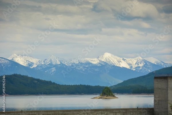 Fototapeta Breathtaking Hungry Horse Reservoir in the Flathead valley of beautiful northwestern Montana. Surrounded by towering mountains and is 34 miles long with 170 miles of shoreline.