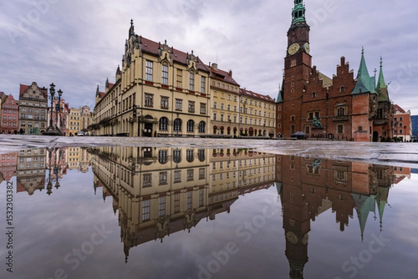 Fototapeta Wroclaw, Poland: Reflecton of the medieval market square and the ancient city hall building in the in Wroclaw old town in Poland.