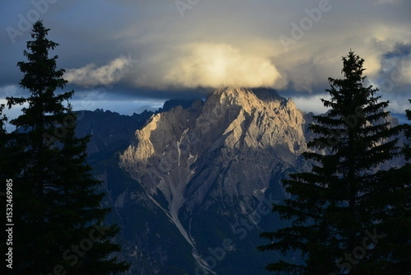 Obraz Die Sandspitze in den Lienzer Dolomiten mit eindrucksvoller Gipfelwolke im Abendlicht von Hochlienz aus gesehen