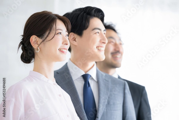 Fototapeta 未来や目標を見つめるビジネスシーンの横顔の男女3人のクローズアップ　転職や希望のイメージ