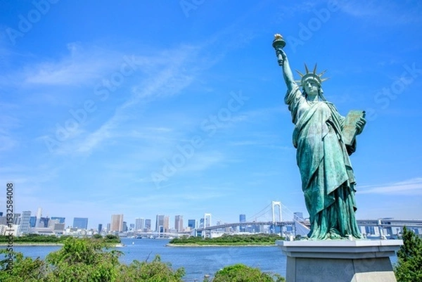Obraz 東京都、お台場の自由の女神像とレインボーブリッジ