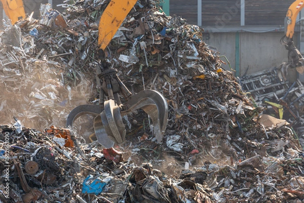Fototapeta Hydraulikkran hebt Altmetall auf dem Schrottplatz