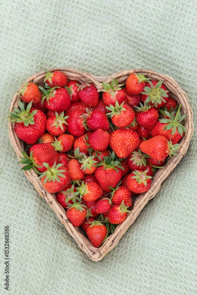 Fototapeta Erdbeeren in Herzform im Korb