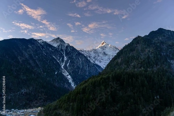 Fototapeta Cathedral of Granite: Dawn Breaks in Yosemite's Sacred Cirque