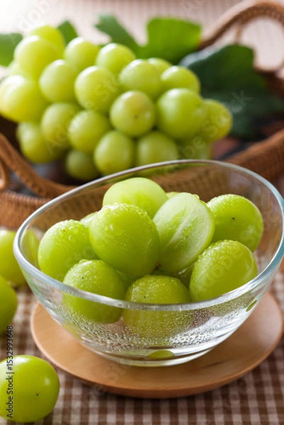 Fototapeta 【シャインマスカット】種が無く皮ごと食べられ甘みが豊かな美味しい品種。マスカットの香りも贅沢に感じる人気ある葡萄です。