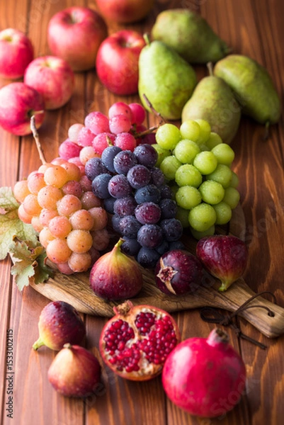 Fototapeta 【葡萄】シャインマスカット・巨峰・ゴルビー・クインニーナ。4種の葡萄。秋の味覚。