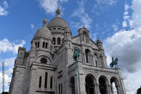 Obraz Basilique du Sacré-Cœur de Montmartre vue en contre-plongée sous un magnifique ciel bleu.