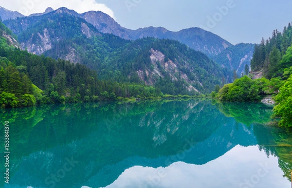 Fototapeta Beautiful view of the Five Flower Lake (Multicolored Lake) among fall woods in Jiuzhaigou nature reserve (Jiuzhai Valley National Park), China.