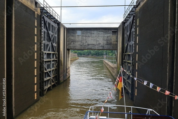 Fototapeta Blick in eine Schleuse auf einem Fluss