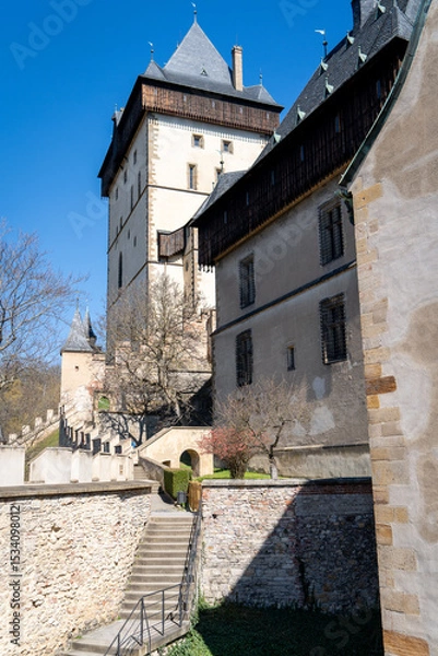 Obraz Espectaculares vistas del Castilo de Karlštejn en un día soleado y sin gente. Fotografía vertical
