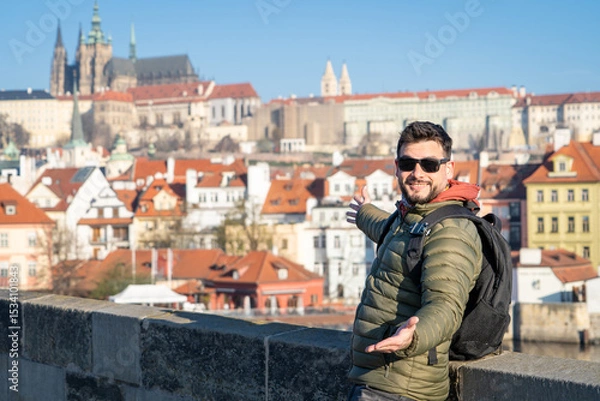 Obraz Hombre presentando las vistas de Praga desde el Puente de Carlos. Hombre sorprendido por la belleza de Praga