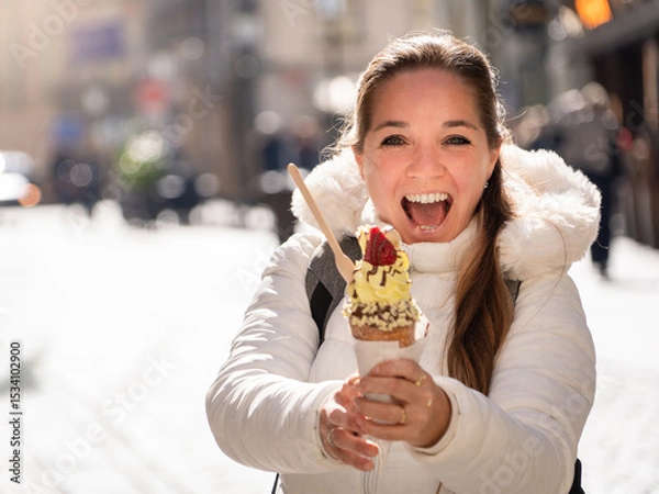 Obraz Mujer muy feliz sosteniendo un delicioso Trdelník con helado en las calles de Praga