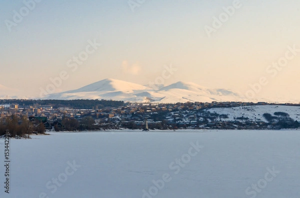 Obraz ice-covered Tsovinar Lake and Menaksar Mountain scenic view in winter (Hrazdan, Armenia)