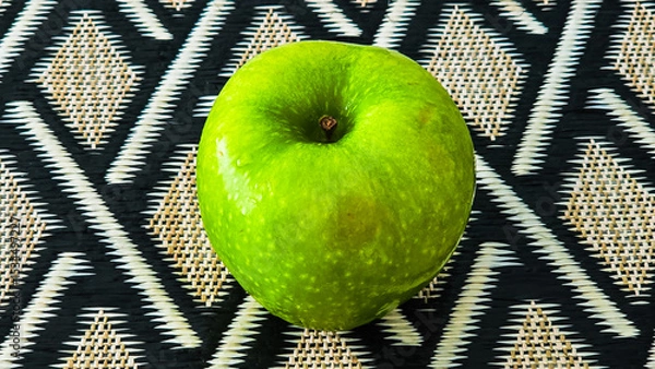 Obraz Green Apple On Woven Mat