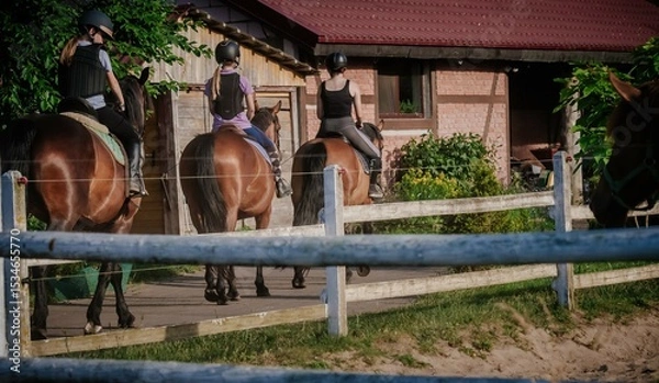 Fototapeta Grupa młodych ludzi wyjeżdża ze stajni w teren na koniach po letnią wakacyjną przygodę podcdzas sportowego obozu konnego dla dzieci i młodzieży nad morzem. Niezapomniane wakacje w siodle i hipoterapia
