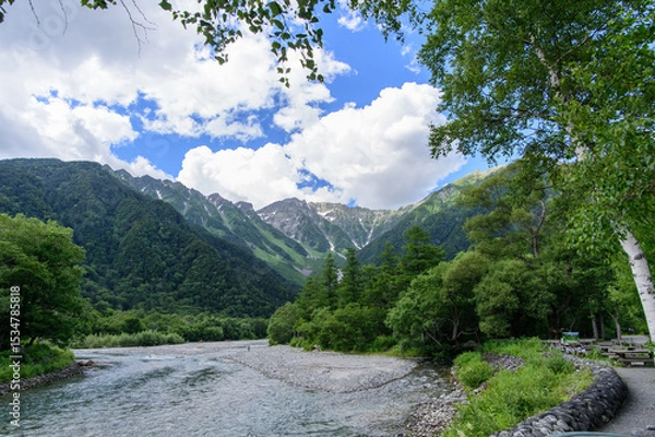 Obraz 河童橋袂から望む梓川の上流。正面奥は穂高連峰。梓川は、長野県松本市を流れる信濃川水系犀川の上流域を示す別称。