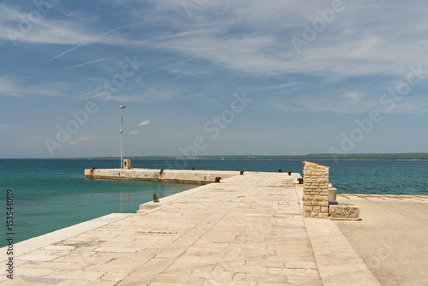 Obraz Bootsanlegestelle auf der Insel Veliki Brijun im Nationalpark Brijuni vor der Küste Kroatiens im Sommer