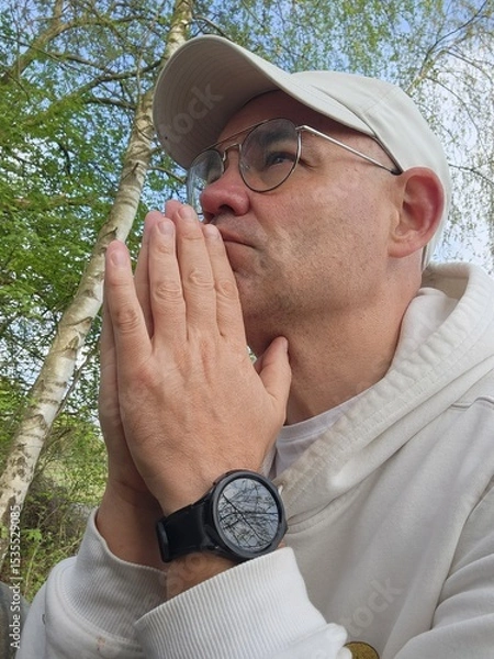 Fototapeta Mann im Wald