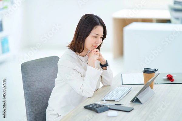 Fototapeta 肩こりに苦しむ若い女性